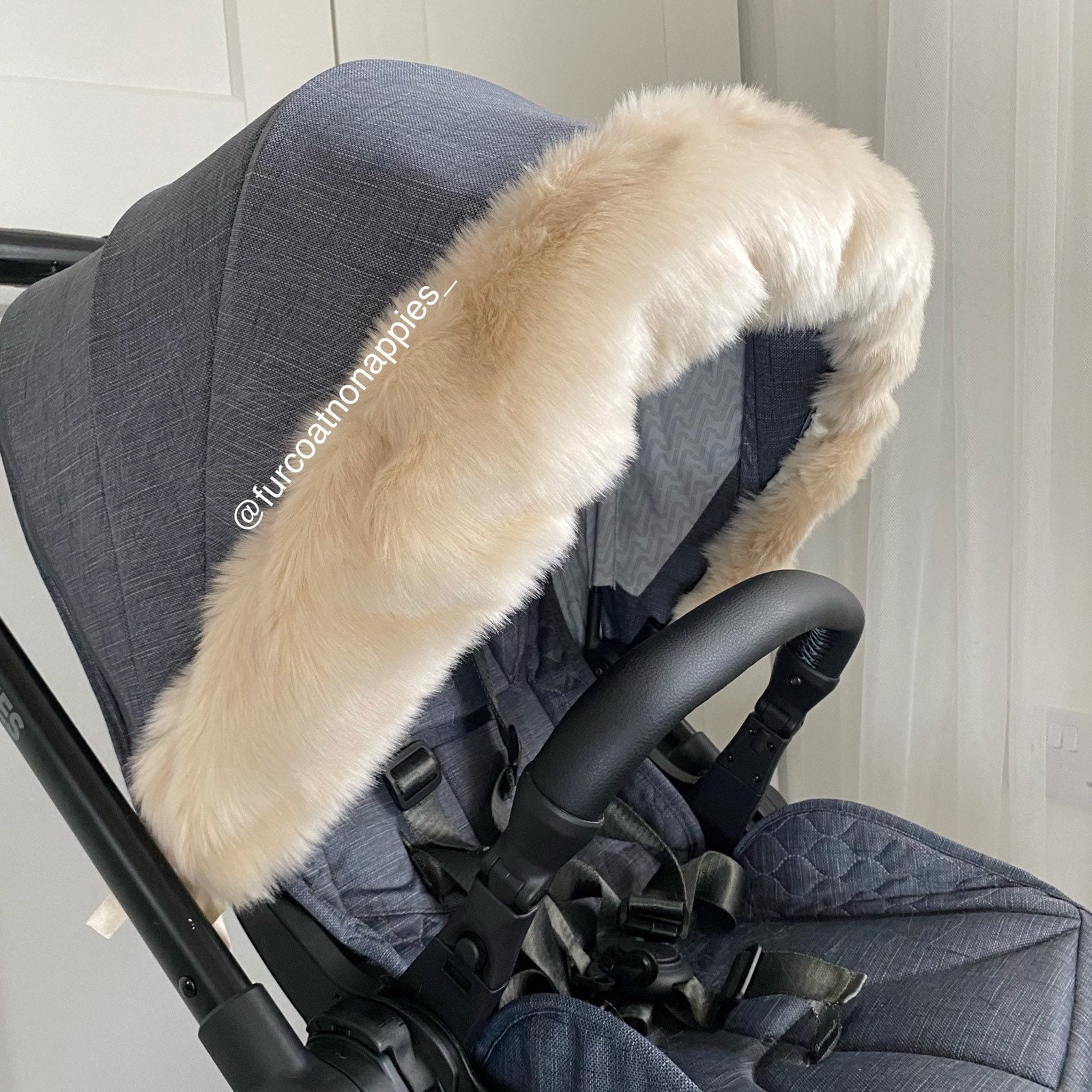 Luxus Pfirsiche Und Creme Kunstfell Kinderwagen Kapuzenbesatz von Furcoatnonappies