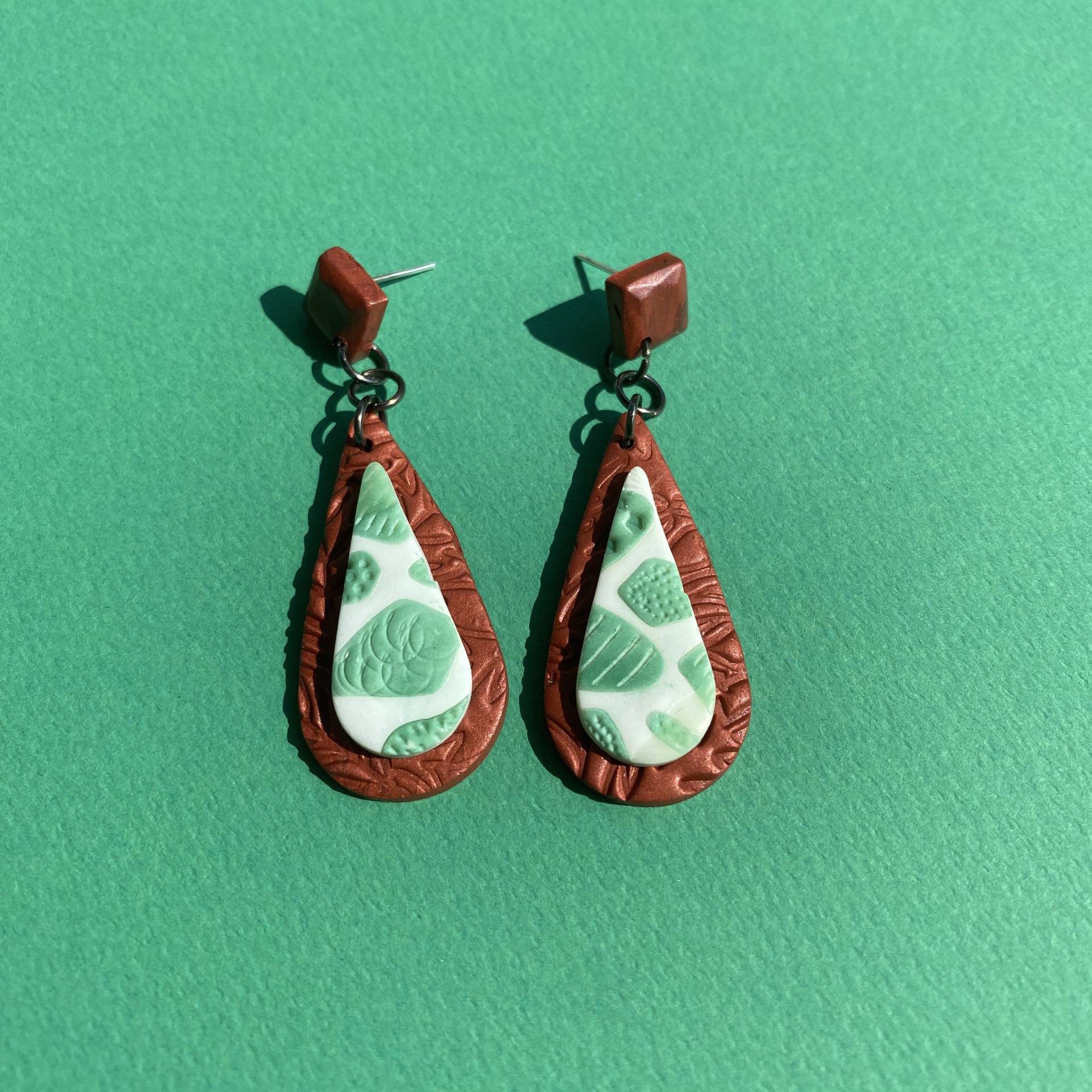 Grüne Florale Ohrringe, Grüne Florale Baumelntropfen Mit Brauner Holzstruktur, Polymer Clay Statement Ohrringe Grüne Florale Ohrringe, Grüne Florale Baumelntropfen Mit Brauner Holzstruktur, Polymer Clay Statement Ohrringe von FurryQuill