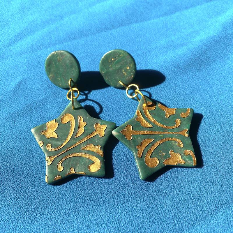 Grüne Stern Ohrringe, Tiefgrüne Marmor Stern Baumeln Tropfen Mit Gold Motiv Und Runder Ohrstecker, Polymer Clay Statement Ohrringe von FurryQuill