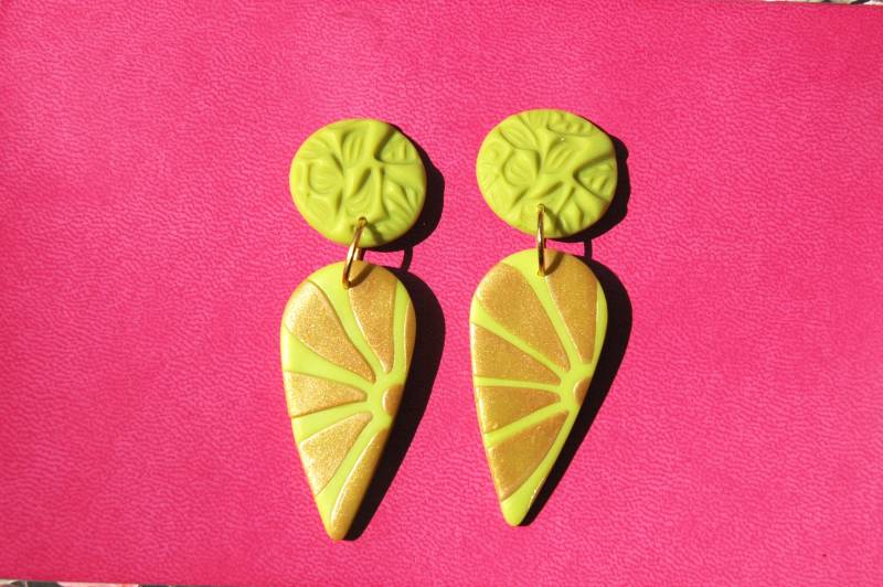 Hellgrüne Ohrringe, Lindgrüne Tropfen Ohrringe Mit Bronzefarbenem Blumenmotiv Und Strukturierten Ohrsteckern, Polymer Clay Statement von FurryQuill