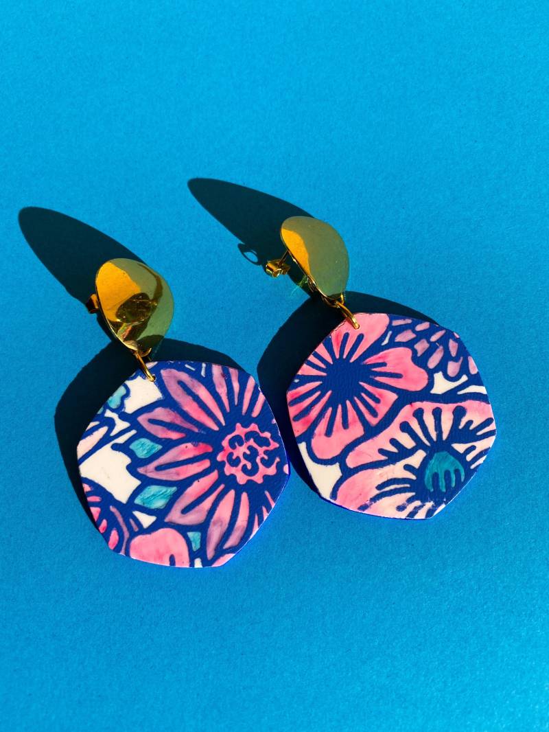 Hübsche Blaue Ohrringe, Weiße Hexagon Ohrringe Mit Buntem Blumenmotiv Gepaart Runden Gold Ohrsteckern, Polymer Clay Statement von FurryQuill