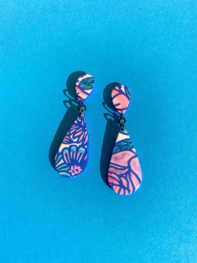 Hübsche Florale Ohrringe, Weiße Tropfen Ohrringe Mit Buntem Floralen Motiv, Mittelleicht Minimalistisch, Polymer Clay Statement von FurryQuill