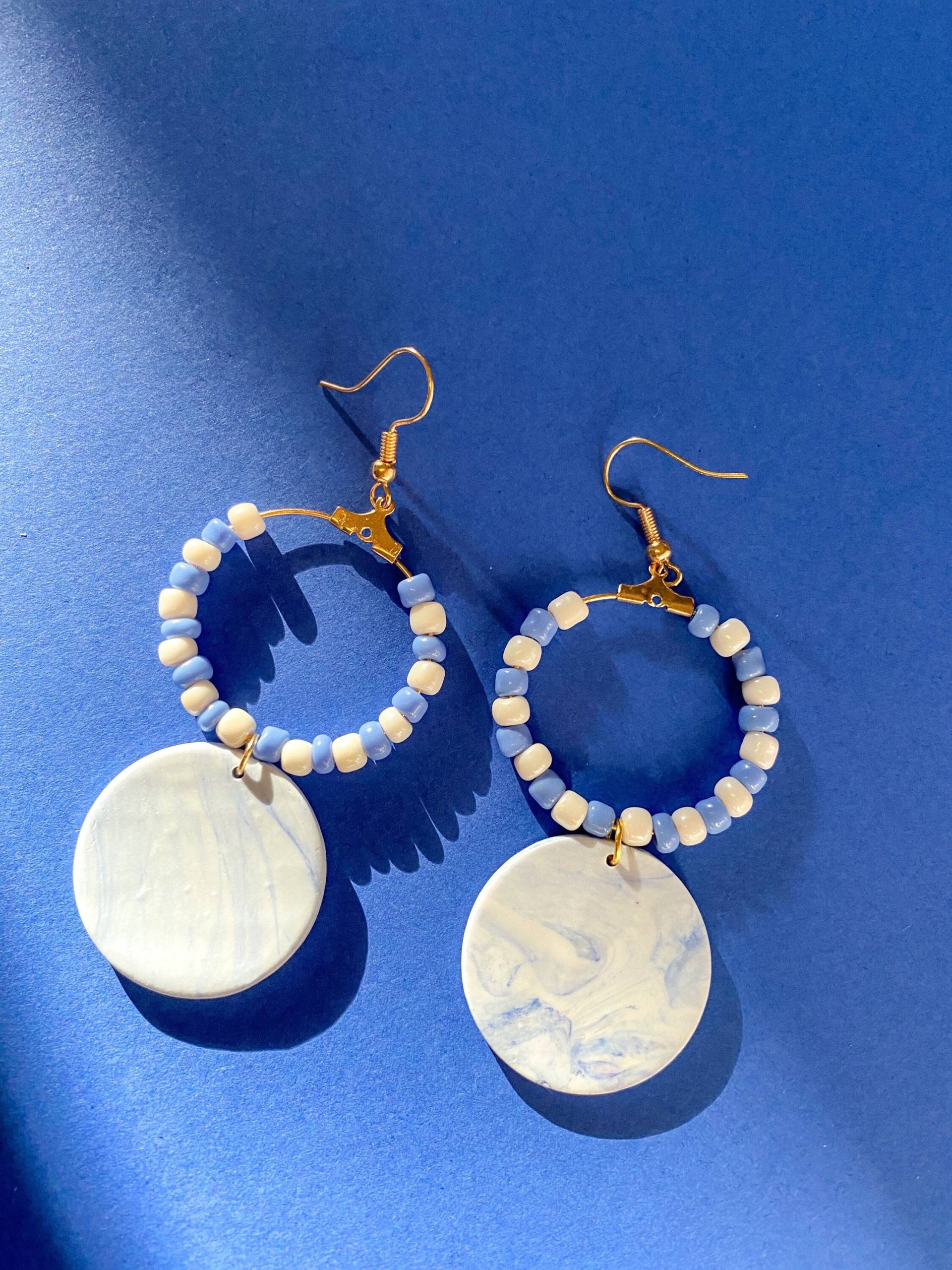 Perlen Ohrringe Aus Polymer Clay Weiß & Blaue Tropfen Clay Perlen Ohrringe Aus Polymer Clay Weiß & Blaue Tropfen Clay von FurryQuill