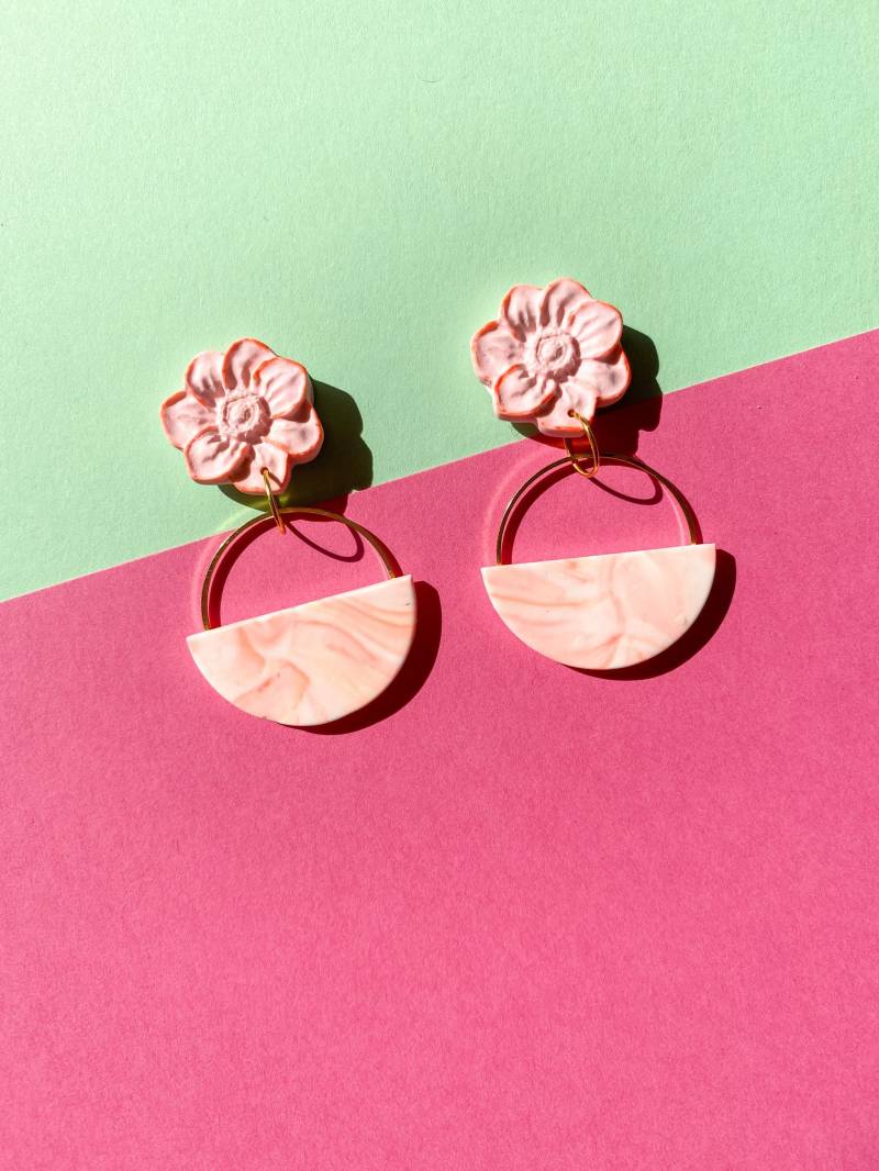 Rosa Hochzeit Ohrringe, Zarte Blush Rosa Tropfen Baumeln Mit Blumen Ohrstecker Und Gold Hoop, Brautschmuck, Polymer Clay Statement Ohrringe Rosa Hochzeit Ohrringe, Zarte Blush Rosa Tropfen Baumeln Mit Blumen Ohrstecker Und Gold Hoop, Brautschmuck, Polymer Clay Statement Ohrringe von FurryQuill