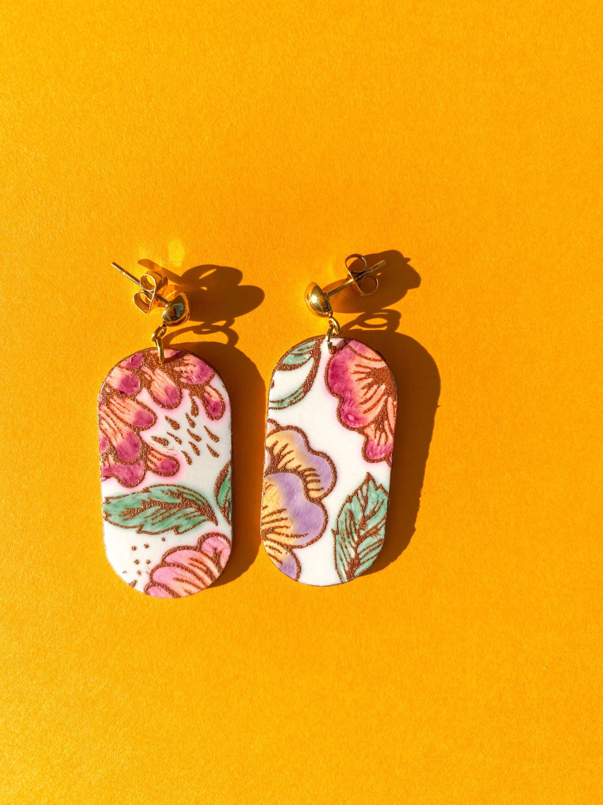 Weiße Florale Ohrringe, Längliche Ohrringe Mit Buntem Floralen Motiv, Mittelgroße Leichte Boho Chic Polymer Clay Statement Weiße Florale Ohrringe, Längliche Ohrringe Mit Buntem Floralen Motiv, Mittelgroße Leichte Boho Chic Polymer Clay Statement von FurryQuill
