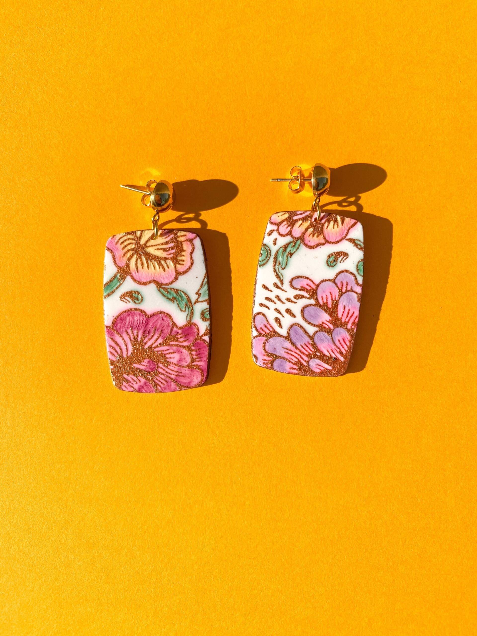Weiße Rechteck Ohrringe Mit Buntem Floralen Design, Ohrringe, Mittlere Leichte Boho Chic Polymer Clay Statement Weiße Rechteck Ohrringe Mit Buntem Floralen Design, Ohrringe, Mittlere Leichte Boho Chic Polymer Clay Statement von FurryQuill
