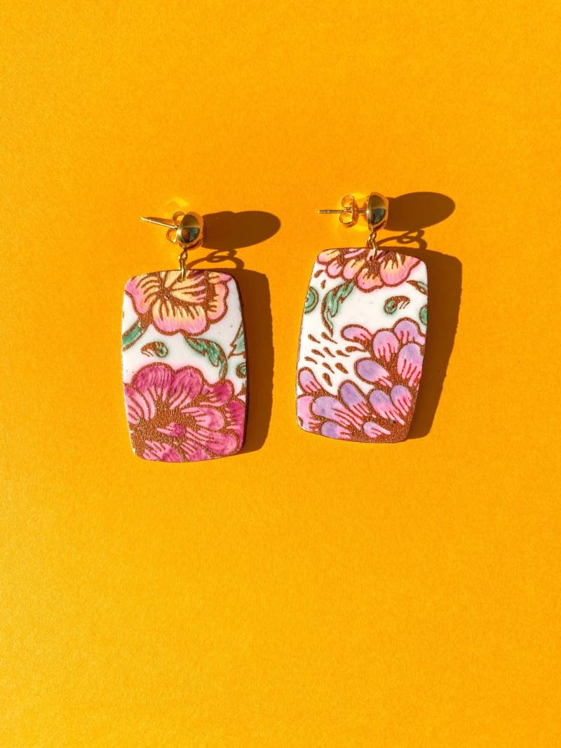 Weiße Rechteck Ohrringe Mit Buntem Floralen Design, Ohrringe, Mittlere Leichte Boho Chic Polymer Clay Statement von FurryQuill