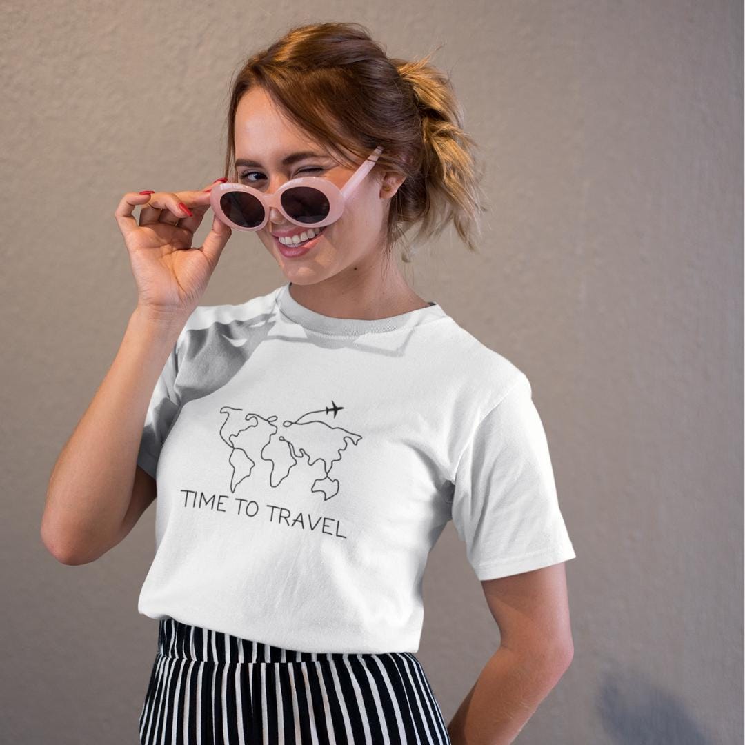 Time To Travel T-Shirt, Unisex Reiseliebhaber, Geschenk Für Weltenbummler, Fernweh Shirt, Reisemotto Reise Tshirt Time To Travel T-Shirt, Unisex Reiseliebhaber, Geschenk Für Weltenbummler, Fernweh Shirt, Reisemotto Reise Tshirt von FurtasticDesignShop