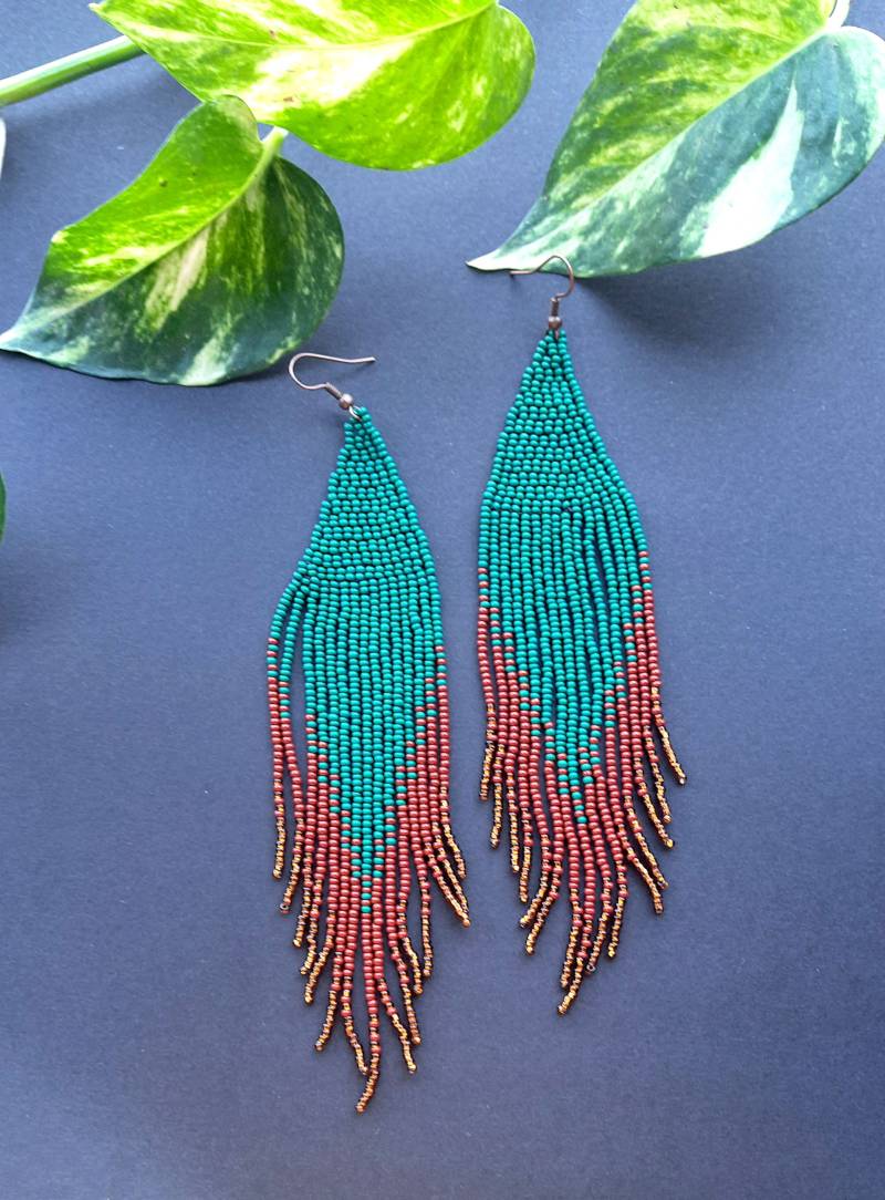 Handgemachte Smaragdgrüne Rocailles Perlen Fransen Ohrringe Boho Schmuck von FusionCraftJewelry