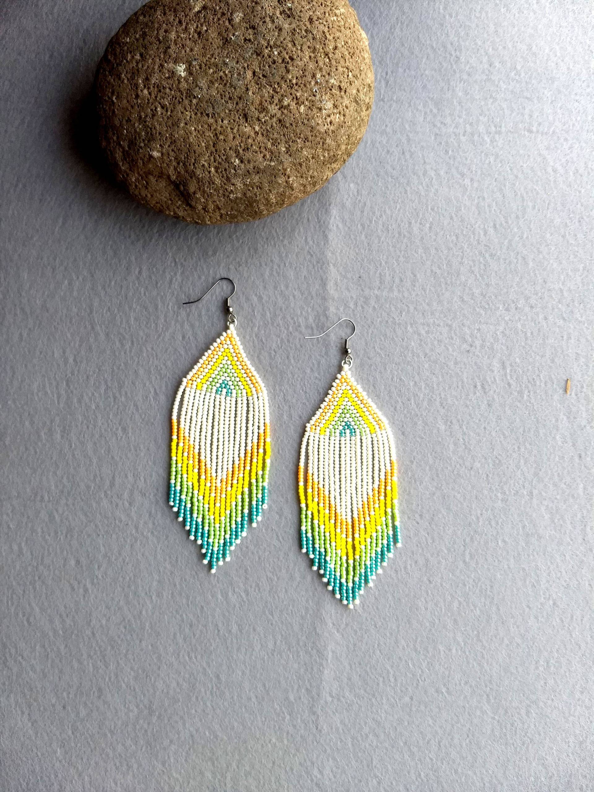 Handgemachte Pastellfarbene Rocailles Perlen Fransen Ohrringe Im Boho Stil von FusionCraftJewelry