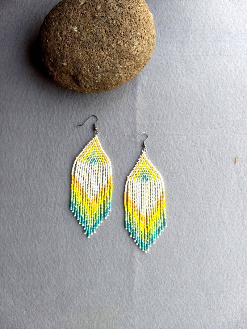 Handgemachte Pastellfarbene Rocailles Perlen Fransen Ohrringe Im Boho Stil von FusionCraftJewelry