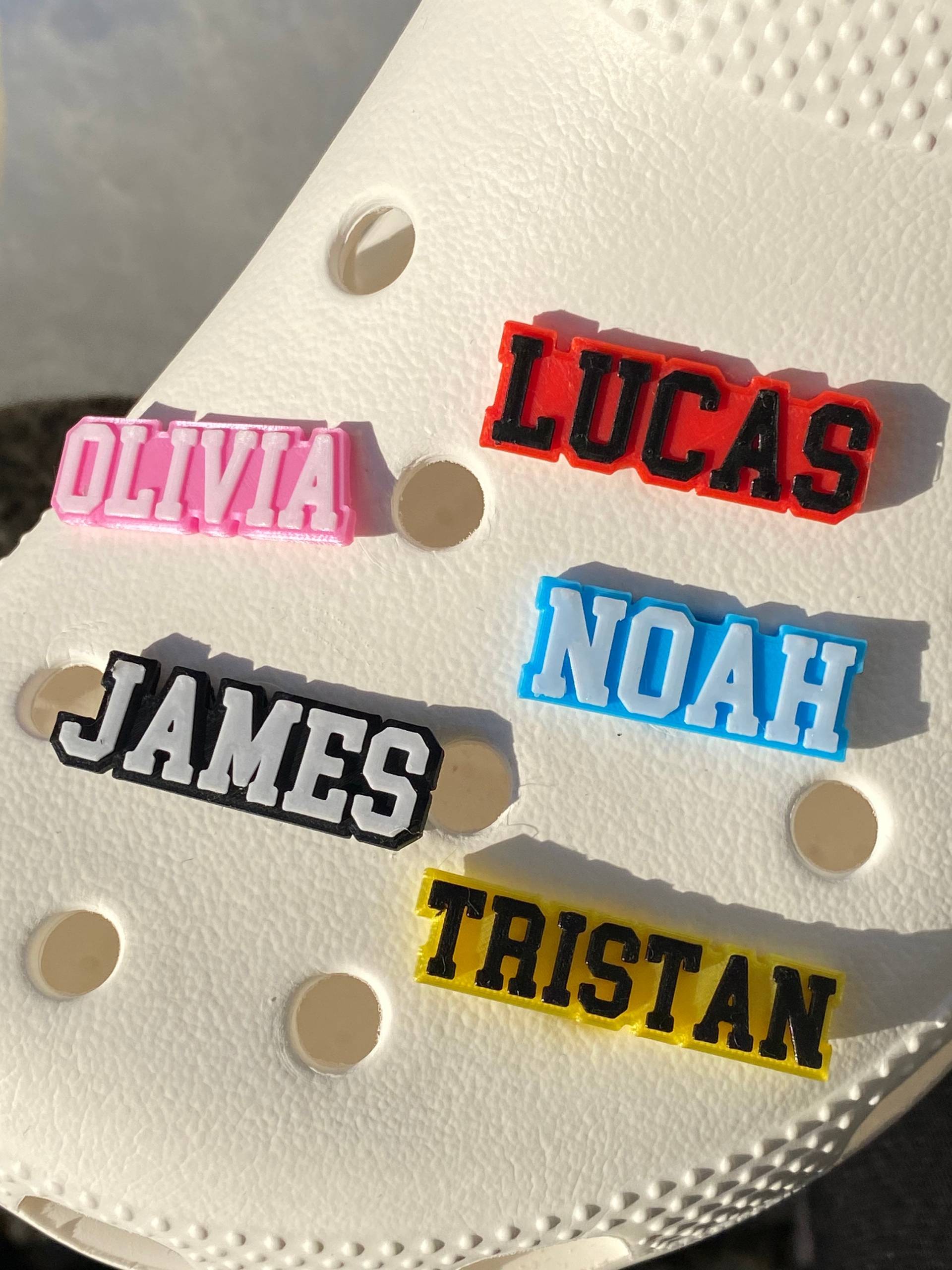 Eigener Text Oder Name Als Anstecker | 2 Stück Eigener Text Oder Name Als Anstecker | 2 Stück von FusionLabStudio