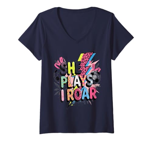 Damen She Plays I Roar Soccer Power Pop Frauenfußballerin T-Shirt mit V-Ausschnitt Damen She Plays I Roar Soccer Power Pop Frauenfußballerin T-Shirt mit V-Ausschnitt von Fußballbegeisterte Wettkampfsportlerin Grafik