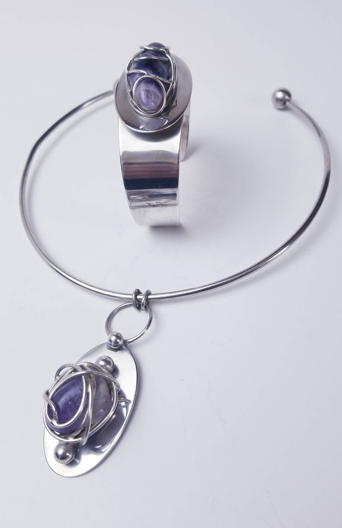 Atemberaubende Dansk Smykkekunst Brutalist Silberplatte Und Amethyst Torque Kragen Halskette Manschettenarmband, Handgefertigt Aus Dänemark von FussbudgetVintage