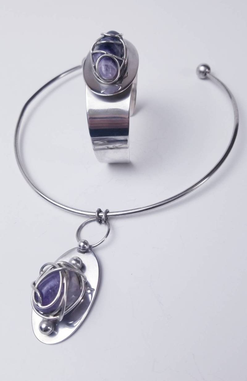 Atemberaubende Dansk Smykkekunst Brutalist Silberplatte Und Amethyst Torque Kragen Halskette Manschettenarmband, Handgefertigt Aus Dänemark Atemberaubende Dansk Smykkekunst Brutalist Silberplatte Und Amethyst Torque Kragen Halskette Manschettenarmband, Handgefertigt Aus Dänemark von FussbudgetVintage