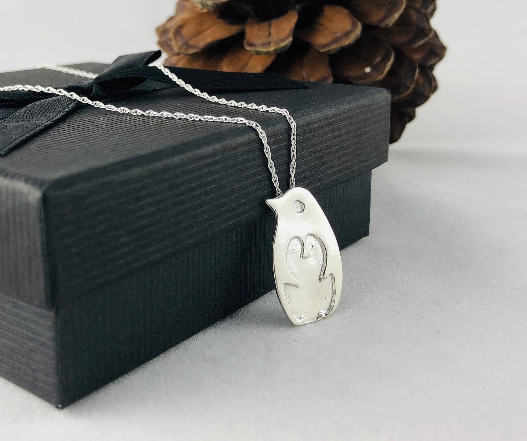 Handgemachte Sterling Silber Pinguin Halskette Mutter & Kind Anhänger Handgemachte Sterling Silber Pinguin Halskette Mutter & Kind Anhänger von FussyFoxJewellery