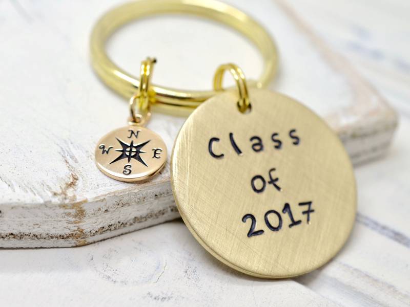Klasse 2022 - Personalisierter Abschluss-Schlüsselanhänger Gestempelter Schlüsselanhänger, High School College Tech Trade Schule Abschluss Geschenk von FutureHeirloomDesign
