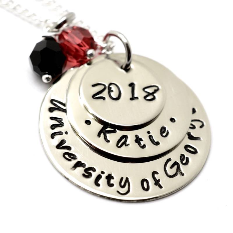 Personalisierte Abschluss Halskette, College Klasse Von 2022, High School Grad, Geschenk Hand Gestempelter Schmuck von FutureHeirloomDesign