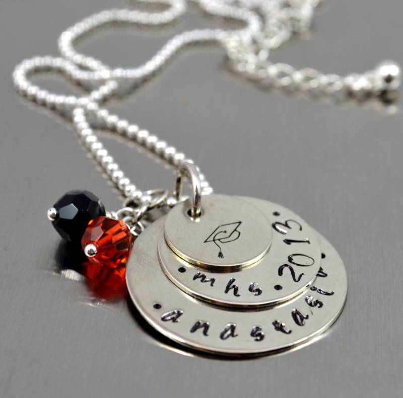 Personalisierte Abschluss Halskette, Senior Klasse 2021, High School, College, Geschenk, Abschlussmütze Handgestempelter Schmuck von FutureHeirloomDesign