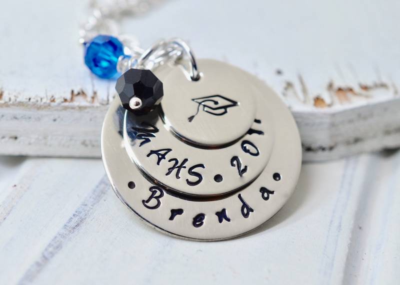 Personalisierte Abschluss Halskette, Senior Klasse 2021, High School, College, Geschenk, Abschlussmütze Handgestempelter Schmuck von FutureHeirloomDesign