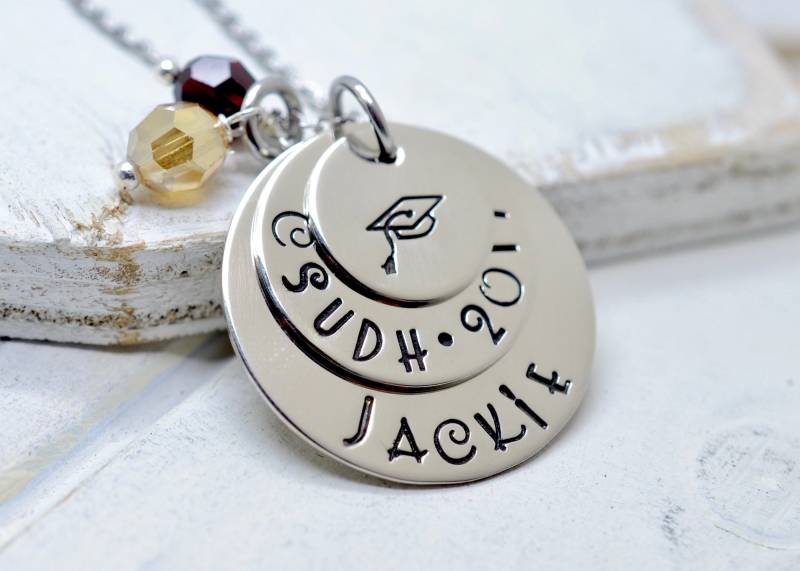 Personalisierte Abschluss Halskette, Senior Klasse 2021, High School, College, Geschenk, Abschlussmütze Handgestempelter Schmuck von FutureHeirloomDesign