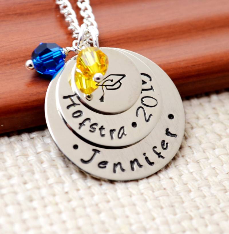 Personalisierte Abschlusskette Klasse Von 2021, Handgestempeltes Geschenk Zum Abschluss, Abschlussmütze Halskette, Handgestempelter Schmuck von FutureHeirloomDesign