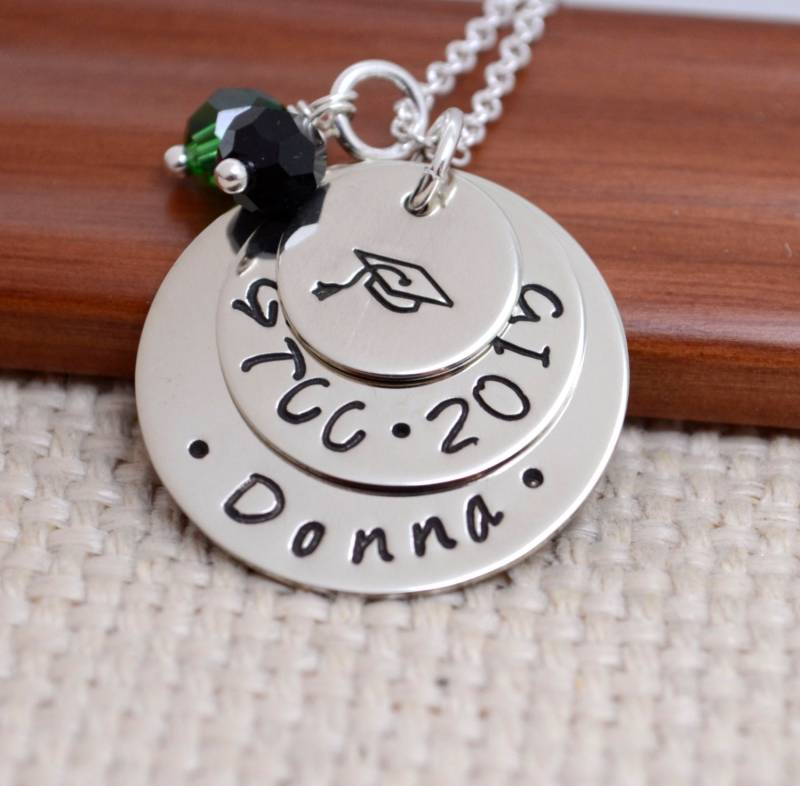 Personalisierte Halskette Für Abschluss, Senior Halskette, Klasse 2021, High School, College, Geschenk, Abschlussmütze, Handgestempelter Schmuck von FutureHeirloomDesign