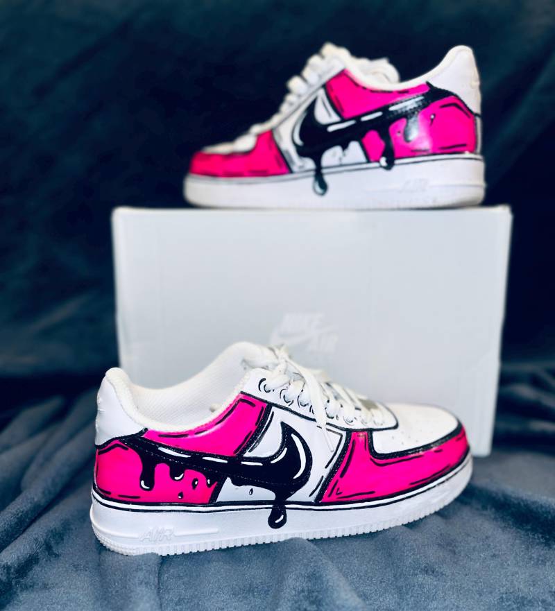 Nike Air Force 1 Sneaker Handgemalt. Costumizing Comic Style in Neon Pink | Jamaican Joy Oder Vielen Weiteren Farben Erhältlich von FutureMemoryVonSina