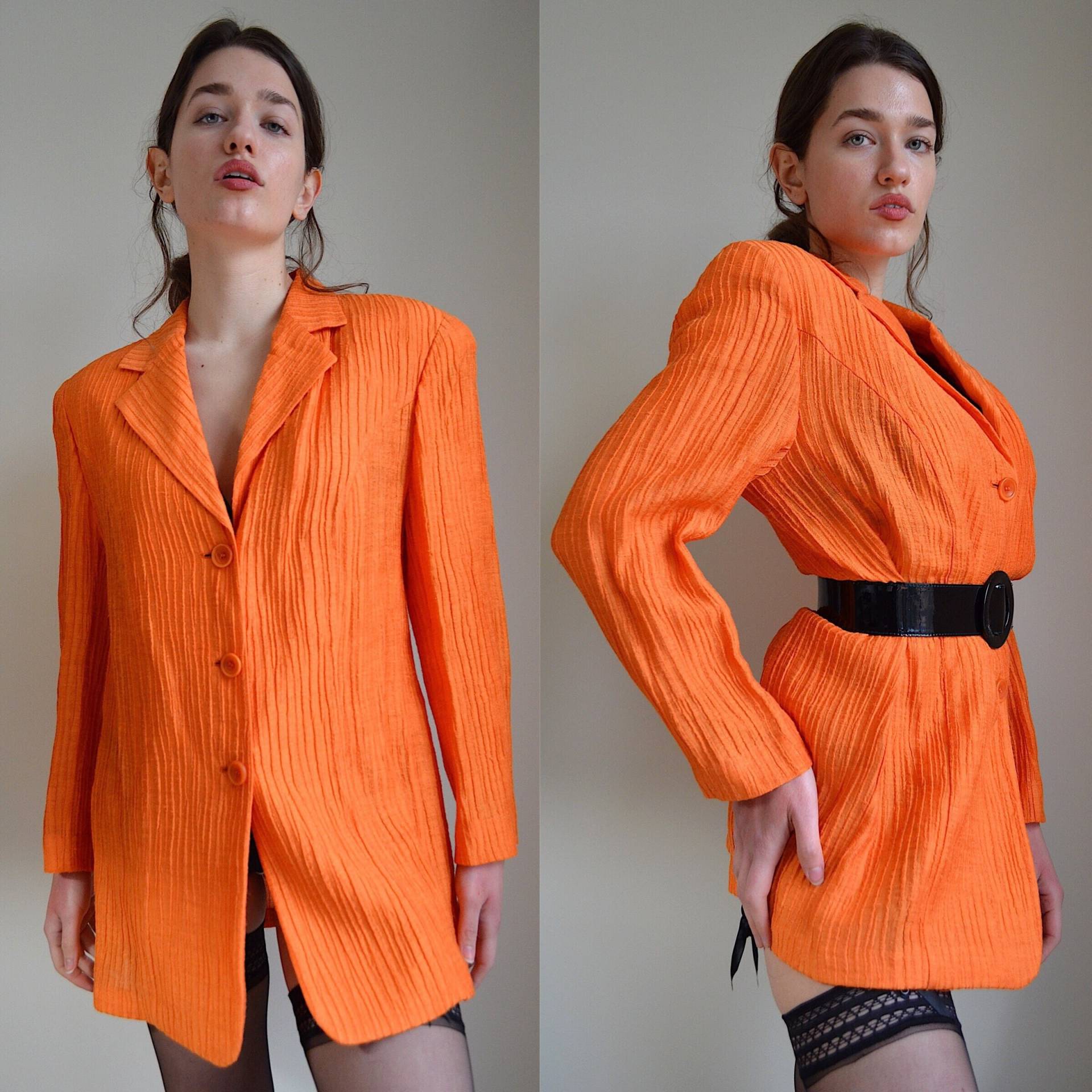 Designer Gianfranco Ferre Forma Orange Leicht Strukturierter Knopf Unten Anzug Jacke Made in Italy Designer Gianfranco Ferre Forma Orange Leicht Strukturierter Knopf Unten Anzug Jacke Made in Italy von FuturefriendlyFinds
