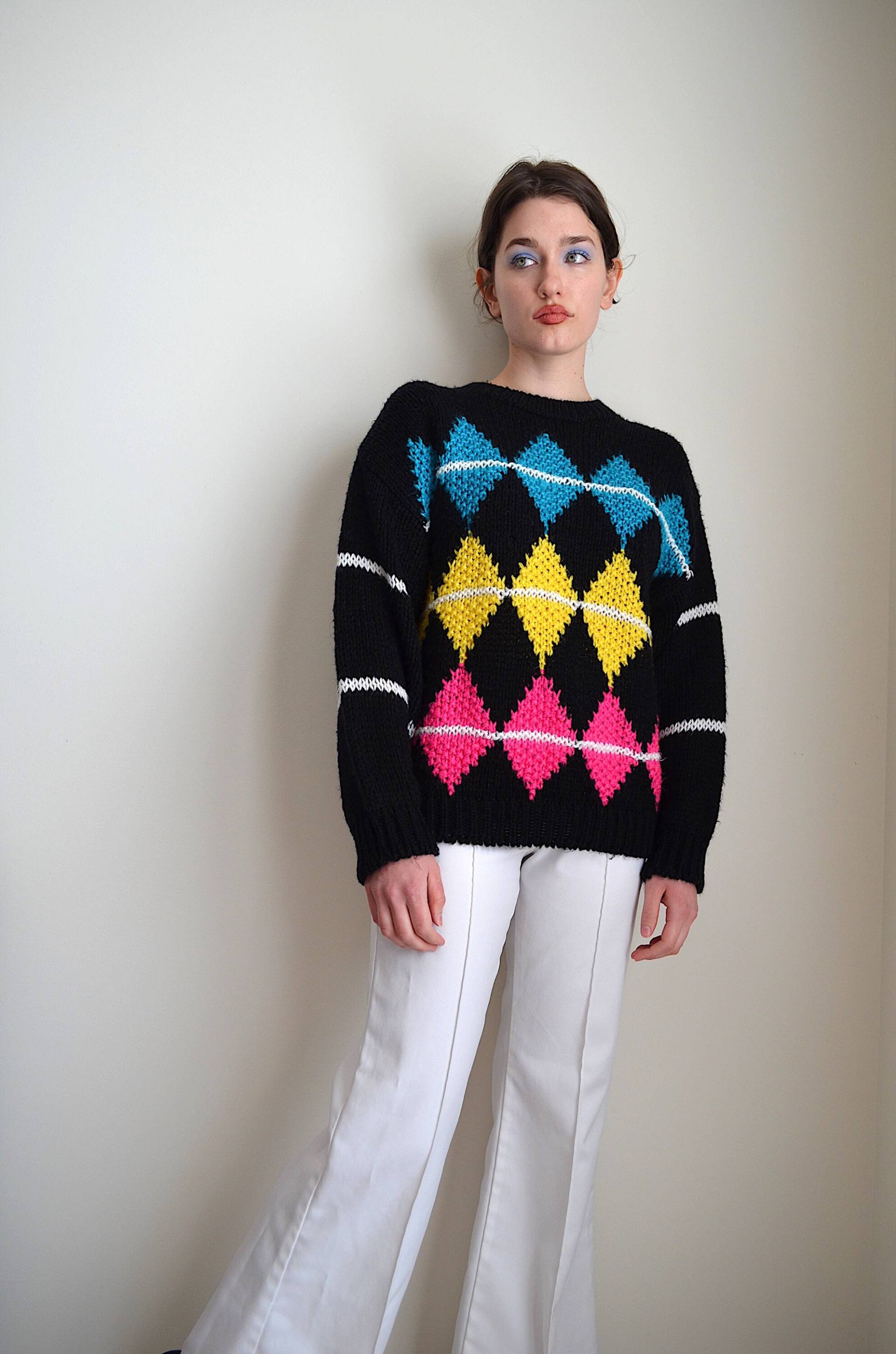 Vintage 1980Er Multicolor Handgestrickter Rundhalspullover Von Der Marke One Step Up Beschriftet Größe Groß Vintage 1980Er Multicolor Handgestrickter Rundhalspullover Von Der Marke One Step Up Beschriftet Größe Groß von FuturefriendlyFinds