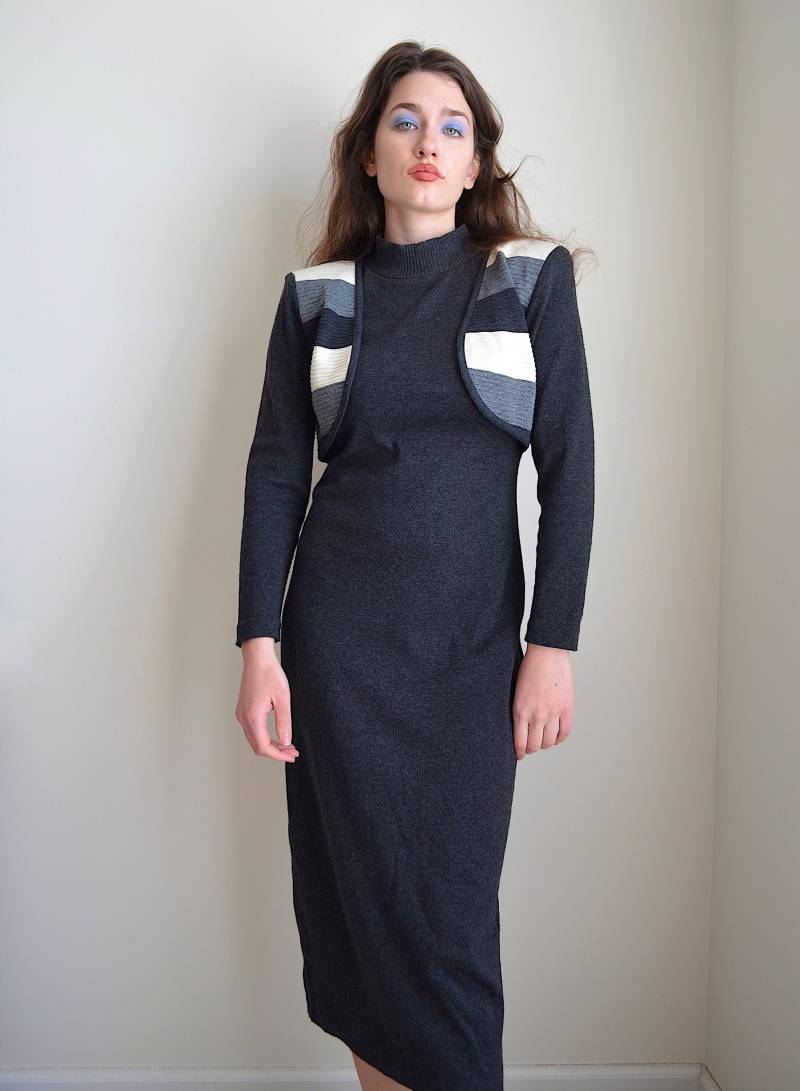 Vintage 80Er Graues Langarm Midi Kleid Mit Schulterpolstern Und Einer Eingebauten Weste Aus All Dem Jazz/Passt Klein - Medium von FuturefriendlyFinds