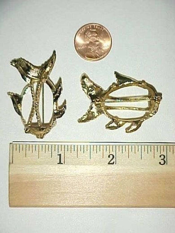 2 Vintage Goldfisch Anstecknadel 25x18mm. Oval Pin Back Deco Metallfassung L61 von Futuryo