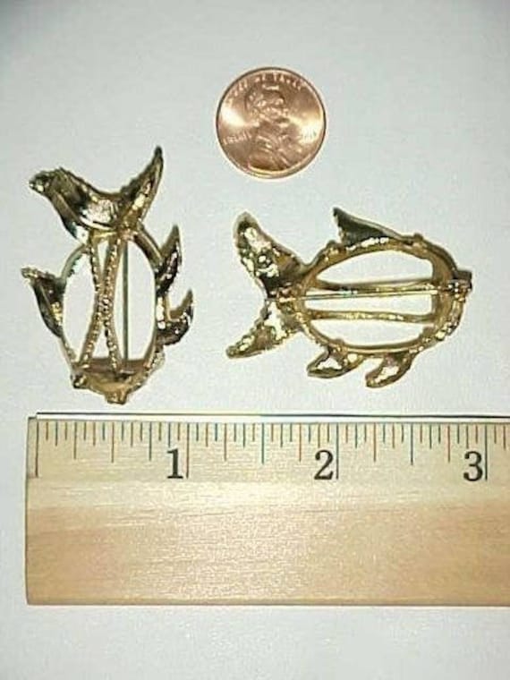 2 Vintage Goldfisch Anstecknadel 25x18mm. Oval Pin Back Deco Metallfassung L61 von Futuryo