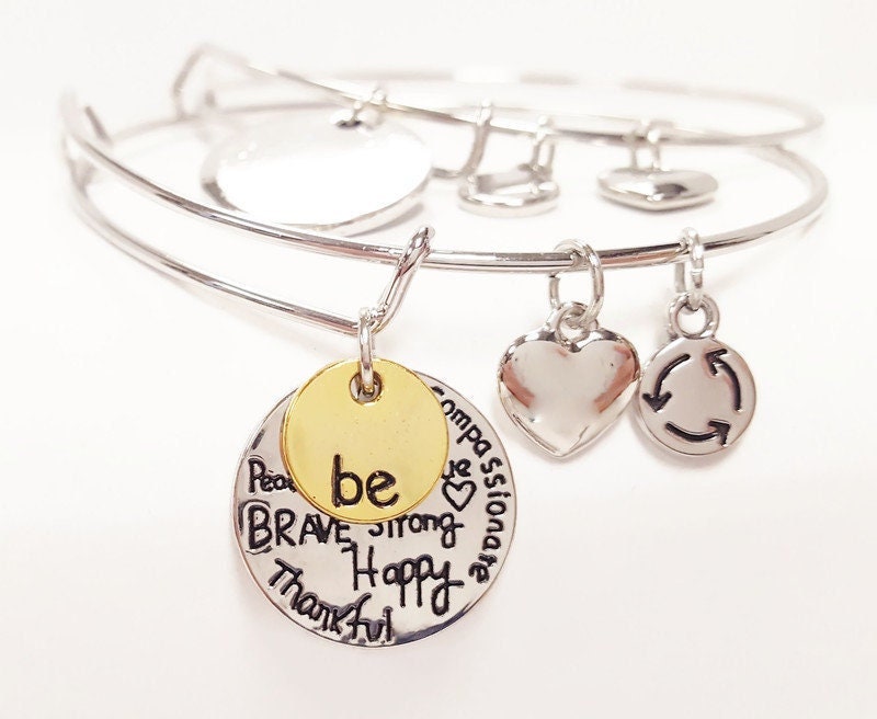 Inspirierendes "Be" Multi-Charm Silber Verstellbares Draht-Armband - Made in Usa V245 Inspirierendes "Be" Multi-Charm Silber Verstellbares Draht-Armband - Made in Usa V245 von Futuryo