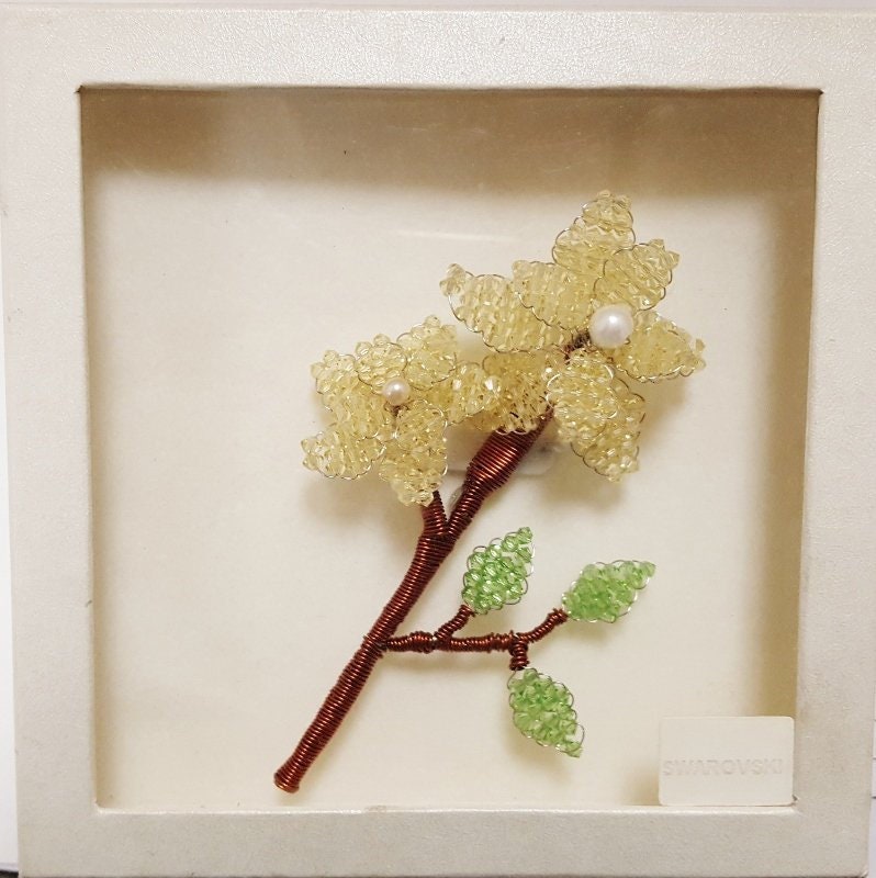 Jahrgang Selbstgemachten Gelbe Blumenbrosche Mit Swarovskiperlen in Box V226 von Futuryo
