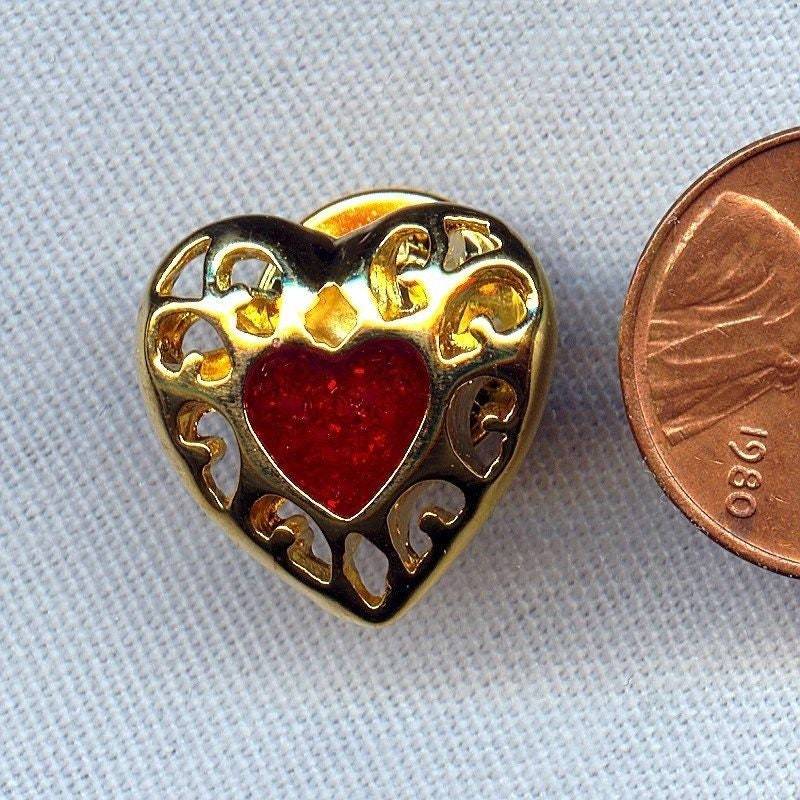 Vintage-Gold Überzogene Rote Filigranherz 17mm. Anstecknadel J47 von Futuryo