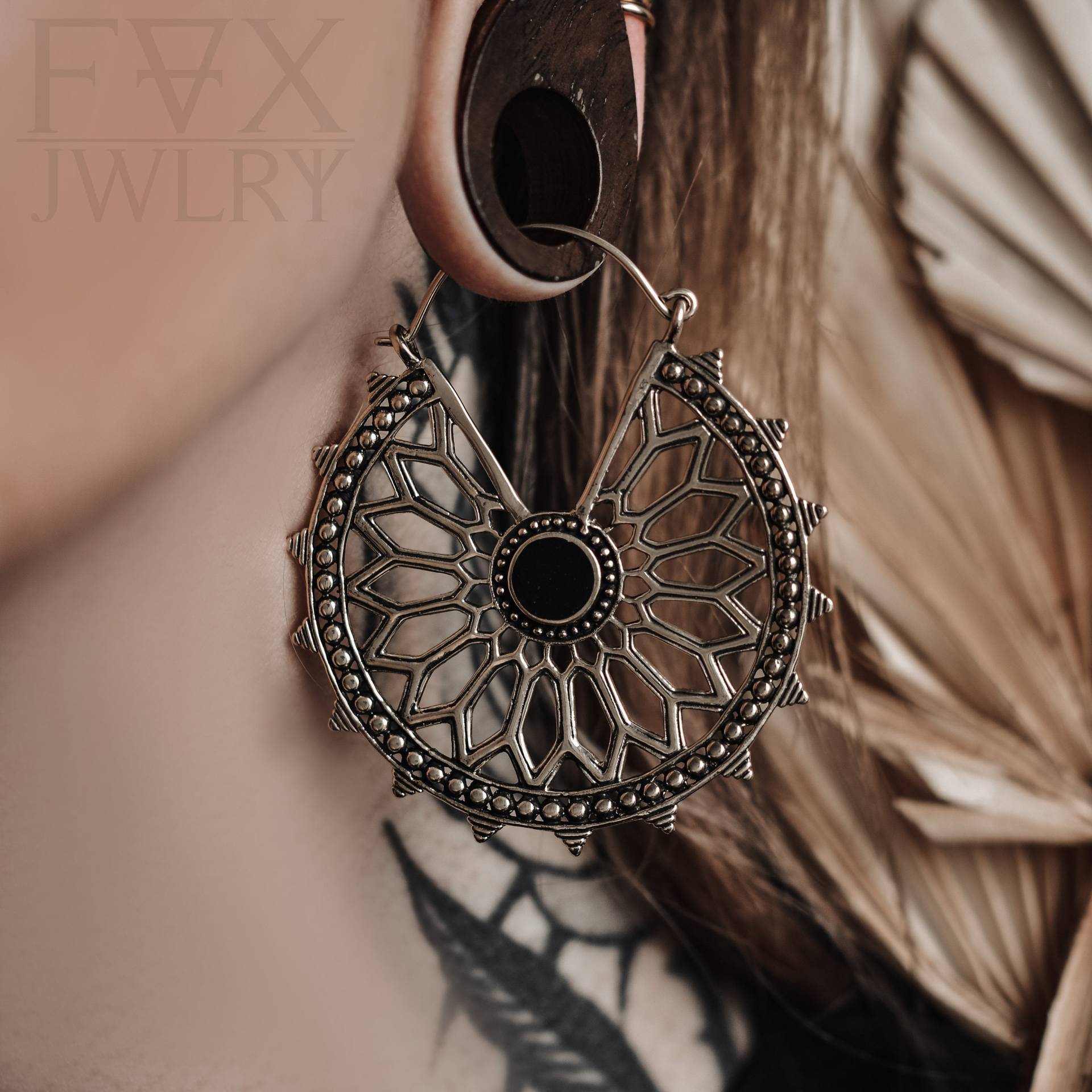 Black Shell Mandala Hoops ܍ Earrings Pair Gold Brass Black Shell Mandala Hoops ܍ Earrings Pair Gold Brass von FuxJewellerySale