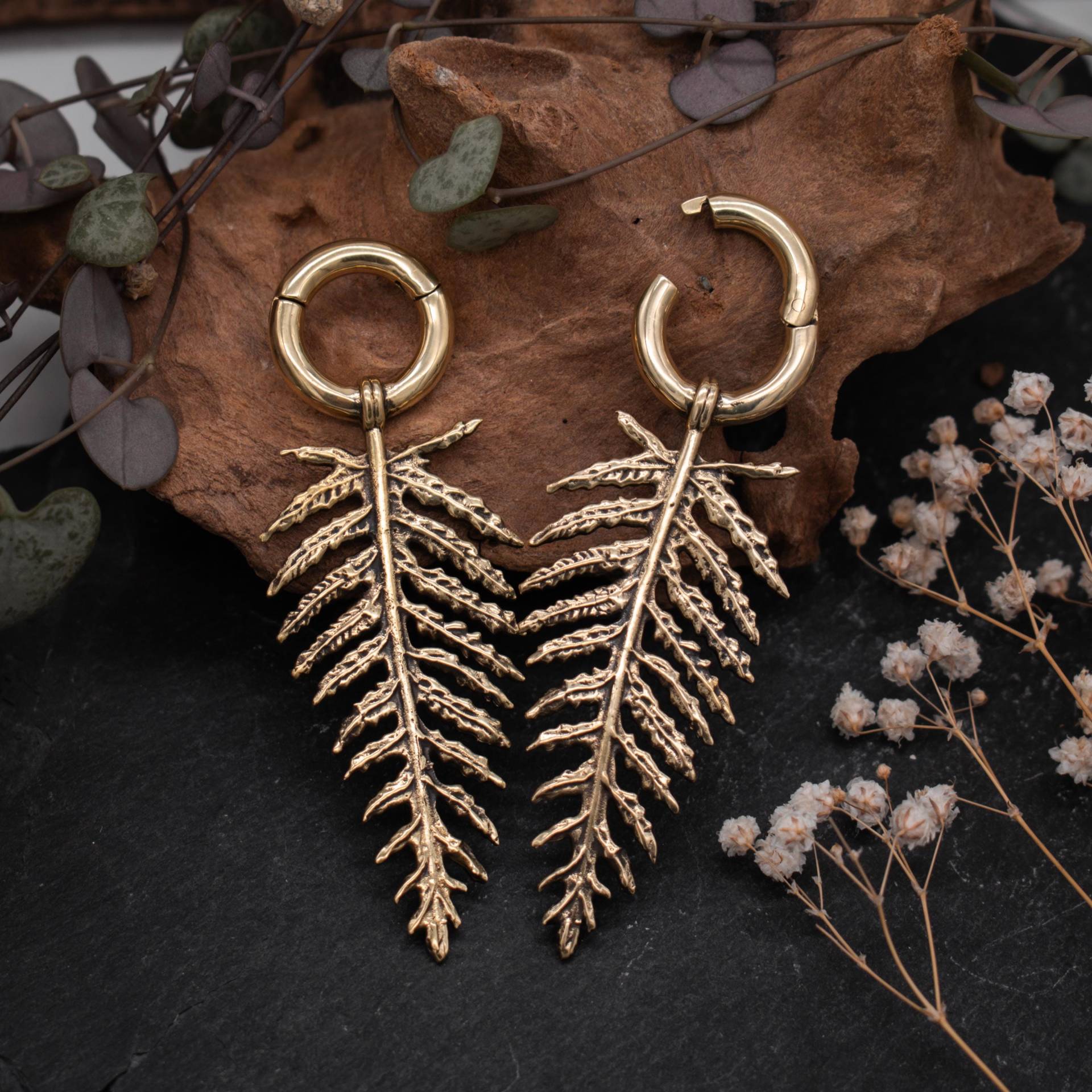 Fern Leaf Ear Weights ܍ Hangers Clicker Pair Silver & Gold Stretched Lobes Nature-Inspired Botanical Fern Leaf Ear Weights ܍ Hangers Clicker Pair Silver & Gold Stretched Lobes Nature-Inspired Botanical von FuxJewellerySale
