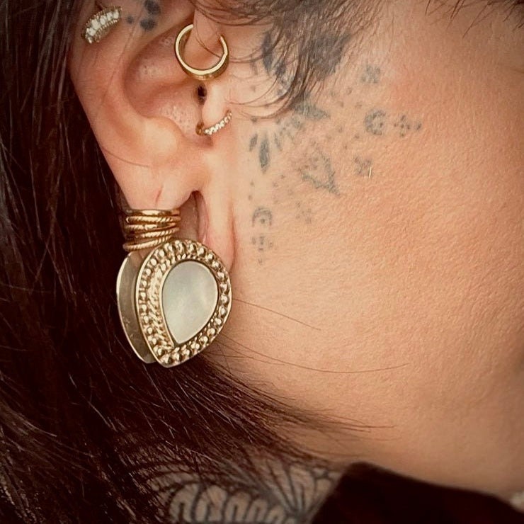 Gold ܍ White Shell Teardrop Ear Weights Hangers Pair Gold ܍ White Shell Teardrop Ear Weights Hangers Pair von FuxJewellerySale