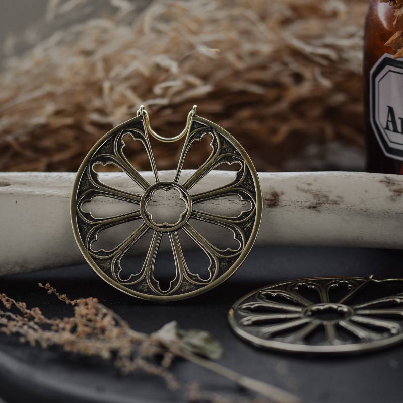 Golden Cathedral Window Earrings Hoops Pair von FuxJewellerySale