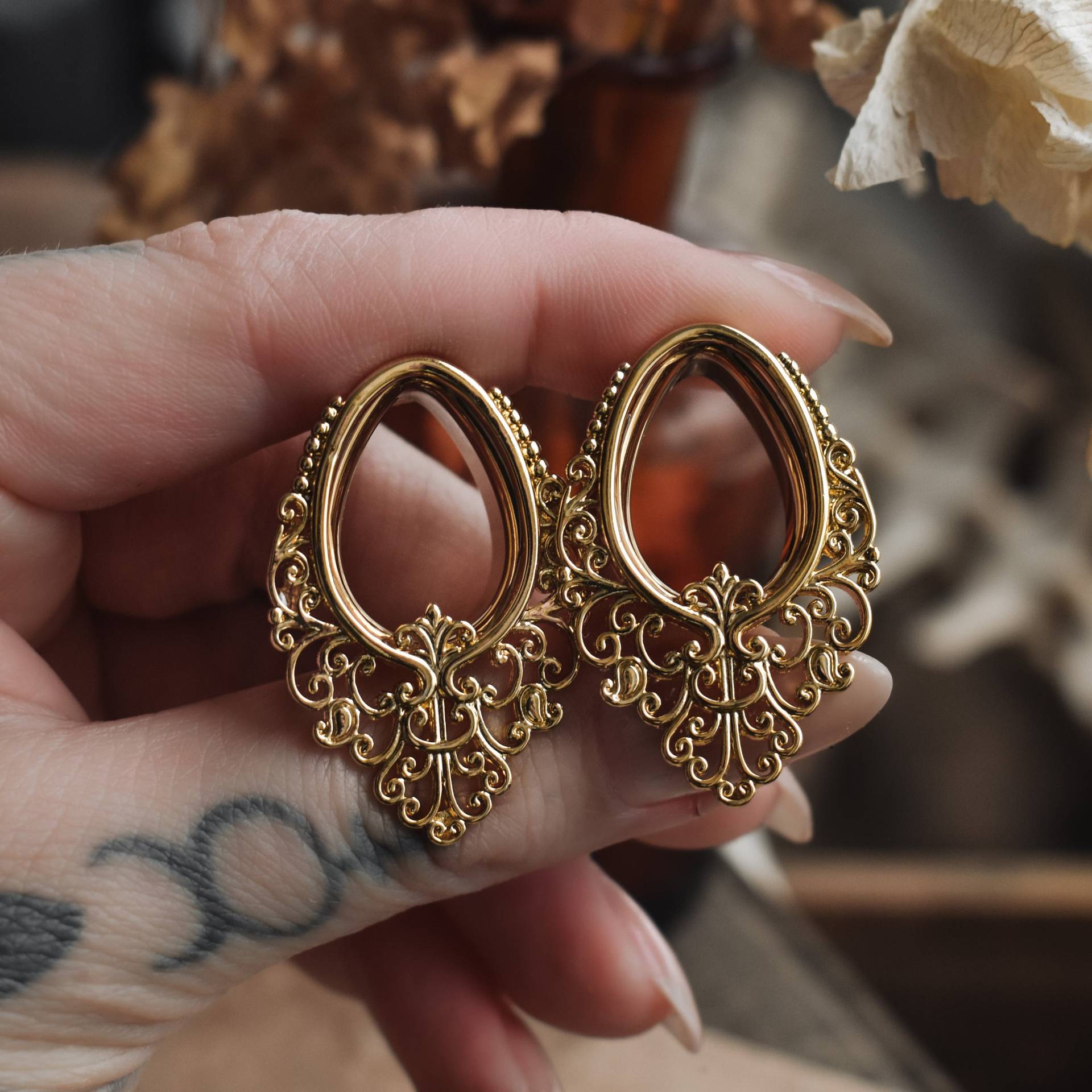 Golden Ornament Teardrop Tunnels - Pair Golden Ornament Teardrop Tunnels - Pair von FuxJewellerySale