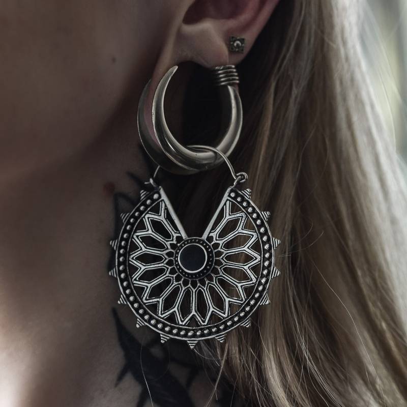 Silver Black Shell Mandala Hoops Earrings Pair von FuxJewellerySale