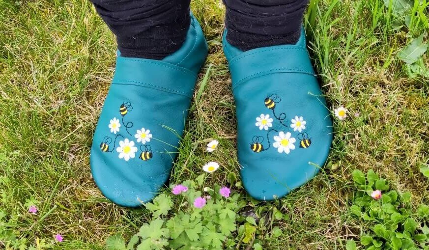 Weiche Lederpuschen Für Erwachsene. Mokassin Slipper Barfußschuhe Hausschuhe Erwachsene Uni - Alle Farben. Wunsch Stick-Motiv von FuxisKrabbelschuhe
