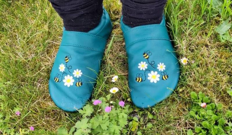 Weiche Lederpuschen Für Erwachsene. Mokassin Slipper Barfußschuhe Hausschuhe Erwachsene Uni - Alle Farben. Wunsch Stick-Motiv von FuxisKrabbelschuhe