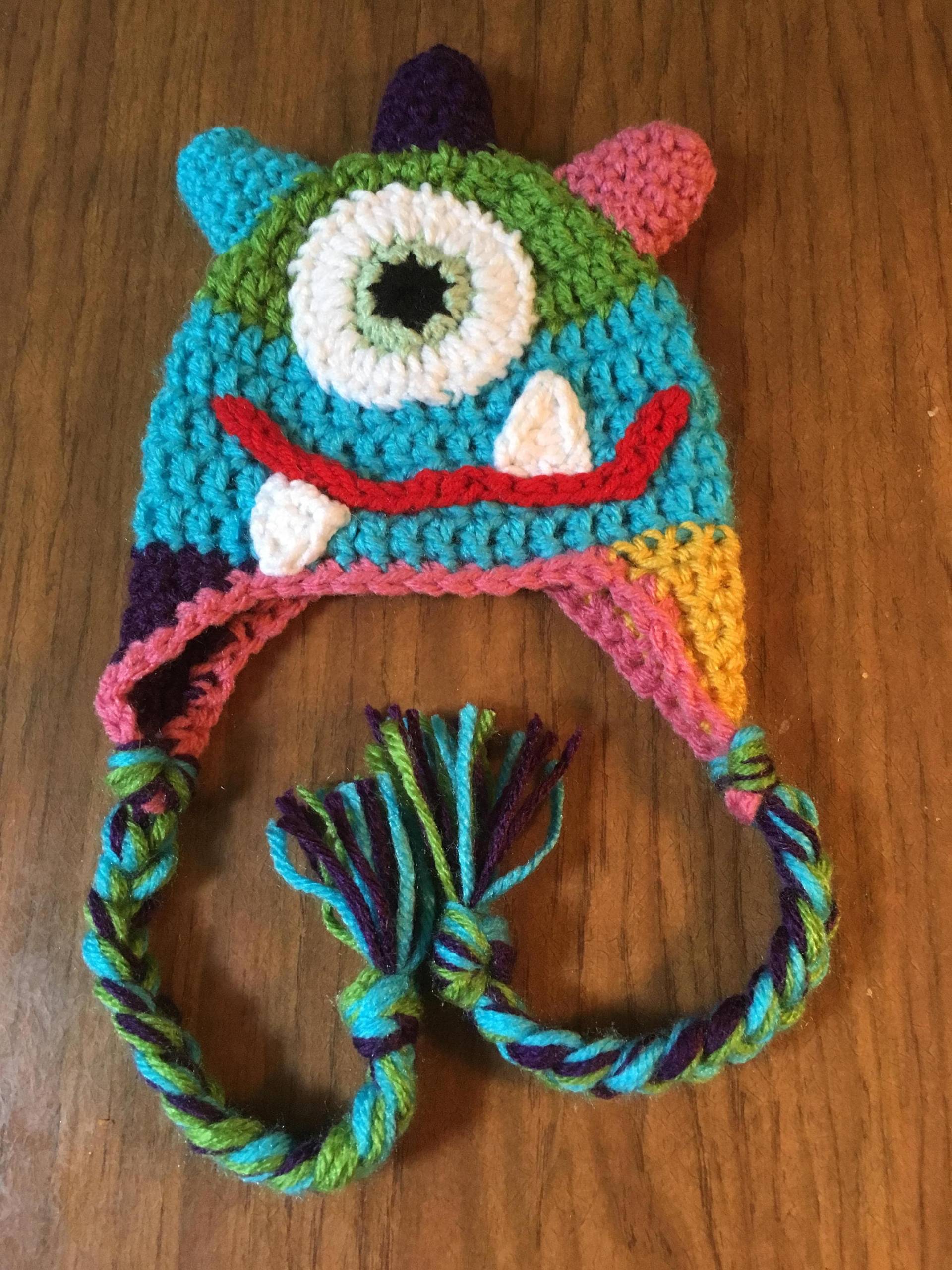 Drei Gehörnte Monster Ohrenklappe Hut Drei Gehörnte Monster Ohrenklappe Hut von FuzzyHatShop