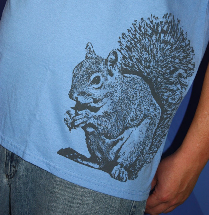 Eichhörnchen Tshirt, Graue Tinte Auf Carolina Blau, Siebdruck Baumwollshirt von FuzzyMug