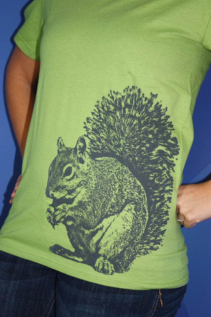 Eichhörnchen Tshirt, Graue Tinte Auf Kiwi Baumwoll-Shirt, Unisex Für Erwachsene von FuzzyMug