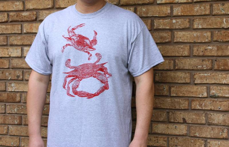 Krabbe Shirt, Erwachsene Unisex, Maryland Tshirt, Rote Tinte Auf Grau von FuzzyMug