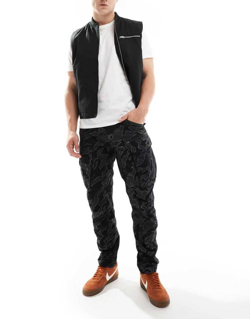G-Star - Rovic - Schmal zulaufende Cargohose in Schwarz mit Military-Muster und regulärem Schnitt von G-Star