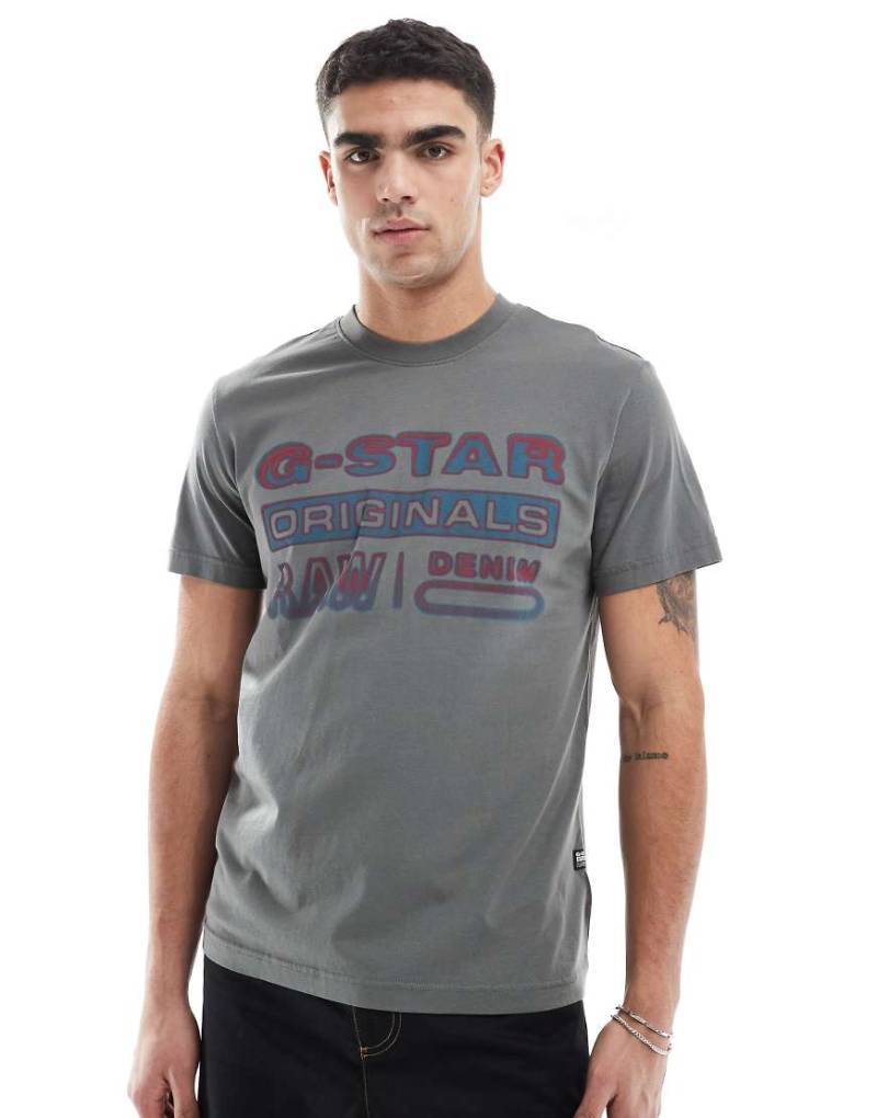 G-Star - T-Shirt in Grau mit Farbverlaufs-Logoprint von G-Star
